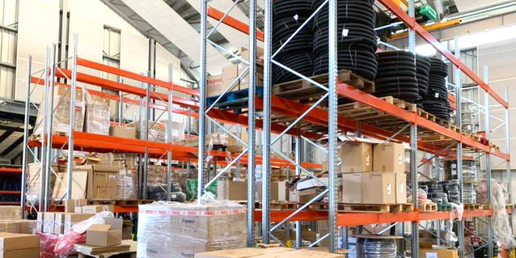 AR RACKING EQUIPA JUNTO A ABC EQUIPEMENT  EL ALMACÉN DE 109 DISTRIBUTION ELECTRIQUE EN ISLA REUNIÓN