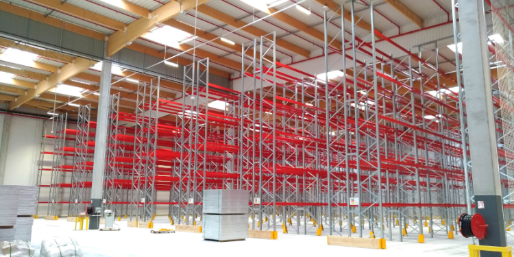 AR RACKING EQUIPA EL AMBICIOSO NUEVO ALMACÉN DE 12.000 M2 DE CBM COMBINANDO VARIOS SISTEMAS DE ALMACENAJE