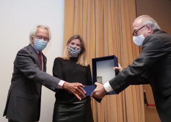 BLANCA SORIGUÉ SE CONVIERTE EN LA PRIMERA MUJER QUE RECIBE EL LINGOTE DE PLATA DE LA LOGÍSTICA