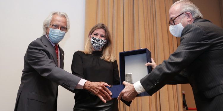 BLANCA SORIGUÉ SE CONVIERTE EN LA PRIMERA MUJER QUE RECIBE EL LINGOTE DE PLATA DE LA LOGÍSTICA