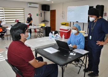 OPERATIVO ESPECIAL DE VACUNACIÓN POR COVID-19 ALCANZA A CERCA DE 500 TRABAJADORES DEL SECTOR PORTUARIO