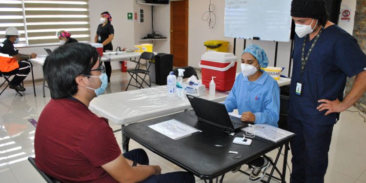 OPERATIVO ESPECIAL DE VACUNACIÓN POR COVID-19 ALCANZA A CERCA DE 500 TRABAJADORES DEL SECTOR PORTUARIO