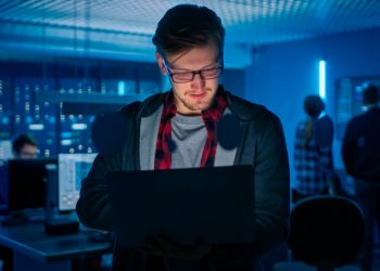 CÓMO LOS SERVICIOS EN LA NUBE IMPULSAN LA RESILIENCIA CIBERNÉTICA