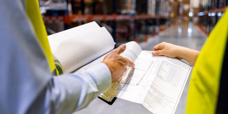 ADIÓS AL PAPEL: CUATRO RAZONES POR LA QUE DEBERÍA ELIMINARSE DE LA OPERACIÓN LOGÍSTICA