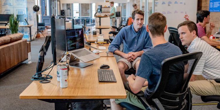 EQUILIBRAR TRABAJO Y VIDA PRIVADA: LÍDERES EMPRESARIALES Y TRABAJADORES DISCREPAN SOBRE EL FUTURO DEL TRABAJO