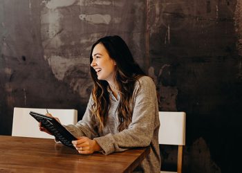 “LA FELICIDAD EN EL TRABAJO VA MUCHO MÁS ALLÁ DEL DINERO”
