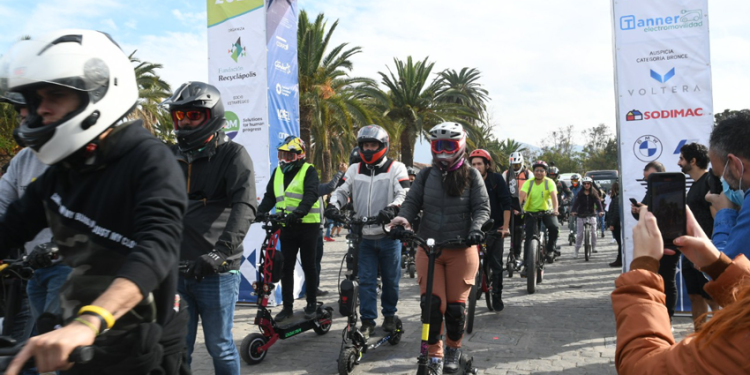 CARAVANA CON MÁS DE 500 VEHÍCULOS ELÉCTRICOS SE TOMÓ LAS CALLES POR UN CHILE MÁS SUSTENTABLE
