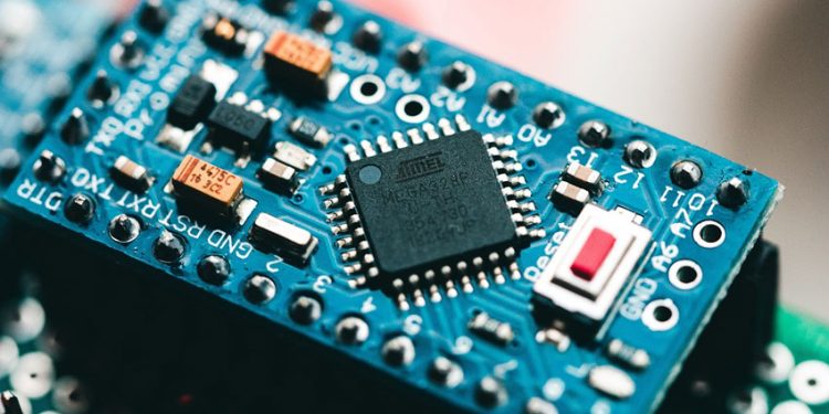 SE MANTIENE LA ESCASEZ DE MICROCHIPS: UN TÚNEL OSCURO PARA LAS CADENAS DE SUMINISTRO