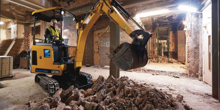 DE LA MANO DE DERCOMAQ: LLEGA A CHILE LA PRIMERA MINIEXCAVADORA COMPLETAMENTE ELÉCTRICA JCB