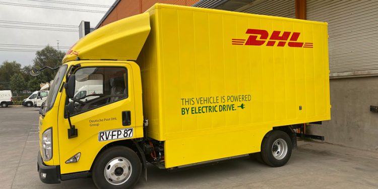 DHL GLOBAL FORWARDING PONE EN MARCHA LOS PRIMEROS CAMIONES ELÉCTRICOS DE REPARTO EN SU TIPO EN CHILE
