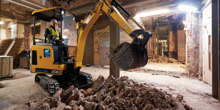 DE LA MANO DE DERCOMAQ: LLEGA A CHILE LA PRIMERA MINIEXCAVADORA COMPLETAMENTE ELÉCTRICA JCB