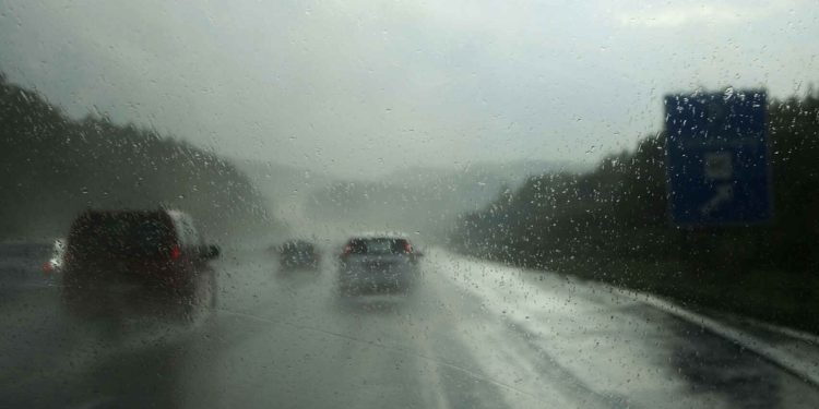 CONDUCCIÓN CON LLUVIA O GRANIZO