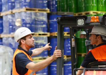 CONSEJOS CLAVE PARA LA LOGÍSTICA DE ALMACENAMIENTO Y DISTRIBUCIÓN DE PRODUCTOS QUÍMICOS