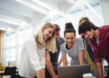 ¿QUÉ ATRAE A LOS TALENTOS HOY?: EXPERTOS AFIRMAN QUE LOS CENTENNIALS VALORAN MODALIDADES DE TRABAJO HÍBRIDAS O REMOTAS POR SOBRE EL SUELDO