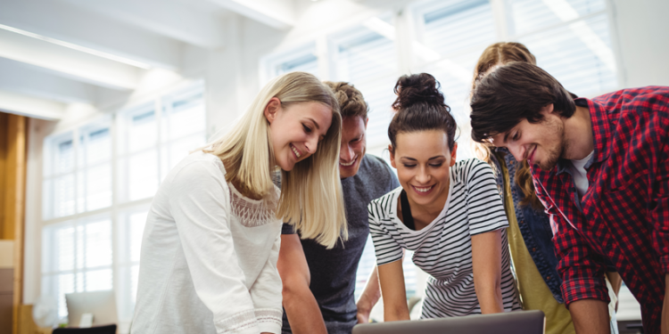 ¿QUÉ ATRAE A LOS TALENTOS HOY?: EXPERTOS AFIRMAN QUE LOS CENTENNIALS VALORAN MODALIDADES DE TRABAJO HÍBRIDAS O REMOTAS POR SOBRE EL SUELDO