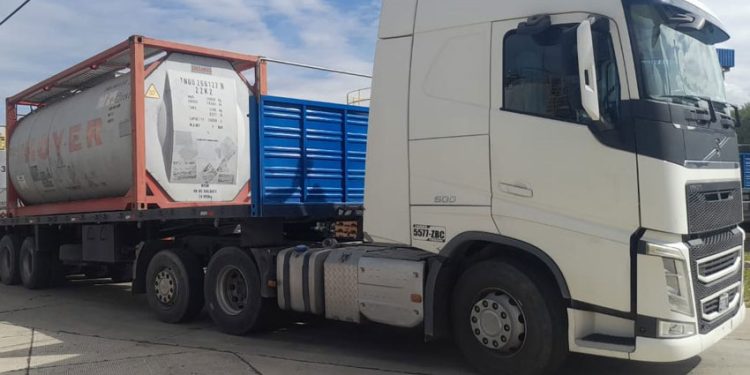 IAN TAYLOR MOVILIZA ISOTANQUES DE HOYER DESDE ARICA HASTA COCHABAMBA EN BOLIVIA