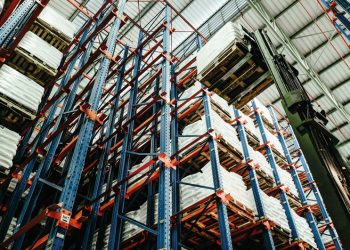 GRÚAS:  UN FIEL AMIGO DE LA LOGÍSTICA