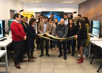 FINNING A LA VANGUARDIA: INAUGURA SIMSCHOOL SANTIAGO, SALA DE CAPACITACIÓN EN AUTONOMÍA PARA LA MINERÍA DEL FUTURO