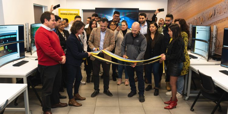 FINNING A LA VANGUARDIA: INAUGURA SIMSCHOOL SANTIAGO, SALA DE CAPACITACIÓN EN AUTONOMÍA PARA LA MINERÍA DEL FUTURO