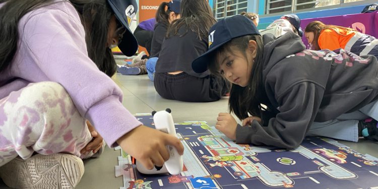 INICIATIVA FINNING EN ALIANZA CON ESCONDIDA: NIÑAS DE ANTOFAGASTA AMPLÍAN SUS PERSPECTIVAS VOCACIONALES A TRAVÉS DE LA ROBÓTICA