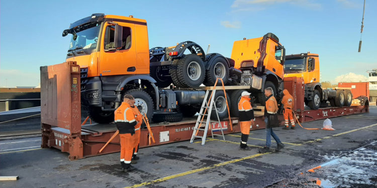 IAN TAYLOR EJECUTA SERVICIO DE TRASLADO DE 59 CAMIONES DESDE EUROPA A PERÚ POR MEDIO DE FLAT RACK