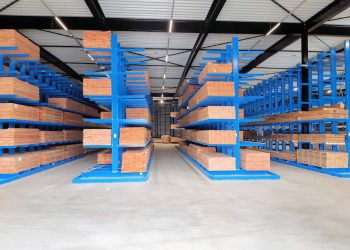 SEIS CAMIONES LLENOS DE ACERO