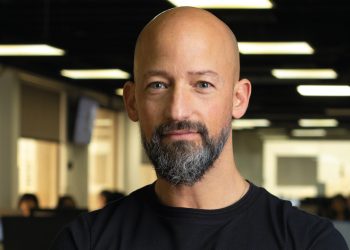 JANAN KNUST DE KLOG.CO GALARDONADO CON EL PRESTIGIOSO PREMIO «EMPRENDEDOR DEL AÑO» DE EY