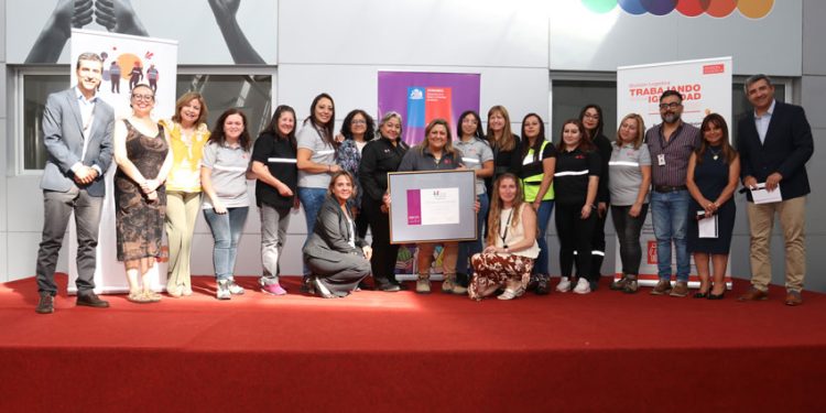 SERNAMEG ENTREGA SELLO IGUALA-CONCILIACIÓN A CENTRO DE DISTRIBUCIÓN LO AGUIRRE DE SMU