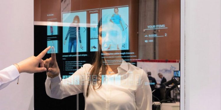 UNA MIRADA A LA DIGITALIZACIÓN MÁXIMA: ESPEJOS INTELIGENTES LLEGAN A CHILE PARA INNOVAR LA EXPERIENCIA DEL CONSUMIDOR