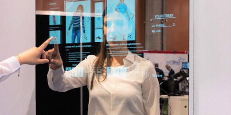 ESPEJOS INTERACTIVOS: LA  NOVEDAD DE LOS RETAILERS EN CHILE PARA MEJORAR LA EXPERIENCIA DEL CONSUMIDOR