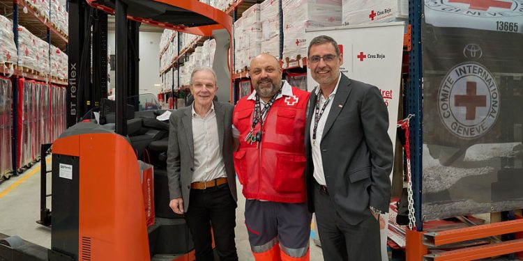 TOYOTA MATERIAL HANDLING ESPAÑA IMPULSA LA LABOR DE LA CRUZ ROJA CON LA DONACIÓN DE UNA CARRETILLA CONTRAPESADA