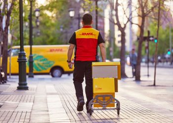 DHL EXPRESS REFUERZA SU COMPROMISO CON CHILE INVIRTIENDO MÁS DE 1.6 MILLONES DE DÓLARES PARA AMPLIAR SU FLOTA ELÉCTRICA