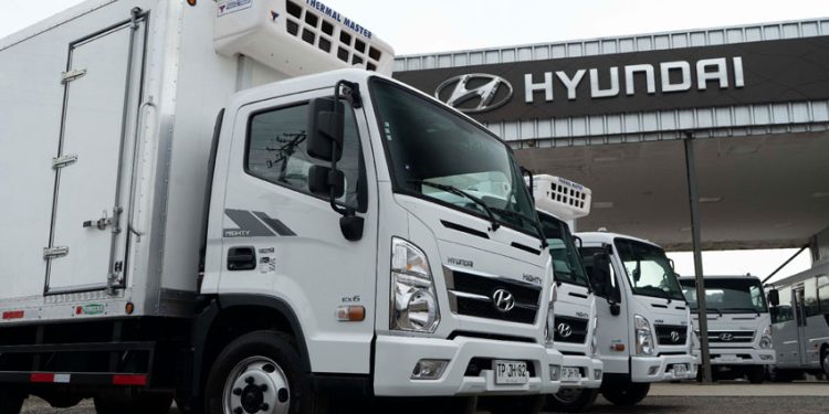 HYUNDAI CAMIONES & BUSES ENTREGA FLOTA DE OCHO MIGHTY EX6 QUE MOVERÁN LOS PRODUCTOS DE PF ALIMENTOS