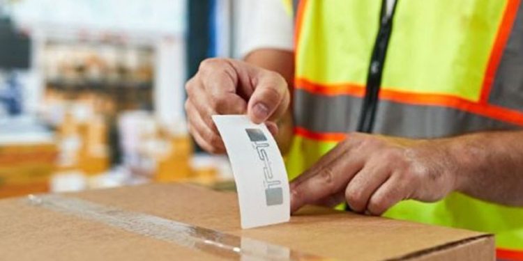 LA ERA DEL RFID: ¿LLEGÓ EL REEMPLAZO DEL CÓDIGO DE BARRA?