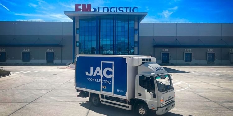 FM LOGISTIC INICIA PRUEBAS CON UN CAMIÓN ELÉCTRICO DE DISTRIBUCIÓN EN ILLESCAS PARA REFORZAR SU COMPROMISO CON LA SOSTENIBILIDAD