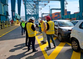 IAN TAYLOR RECIBE A DELEGACIÓN DE SUZUKI INDIA EN EL PUERTO DE SAN ANTONIO PARA SUPERVISIÓN DE DESCARGA DE UNIDADES