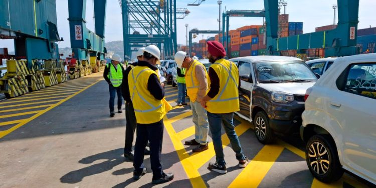 IAN TAYLOR RECIBE A DELEGACIÓN DE SUZUKI INDIA EN EL PUERTO DE SAN ANTONIO PARA SUPERVISIÓN DE DESCARGA DE UNIDADES