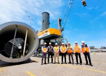 AUTORIDADES DE TARAPACÁ CONOCEN AVANCES DE ARMADO DE NUEVA GRÚA MÓVIL EN ITI