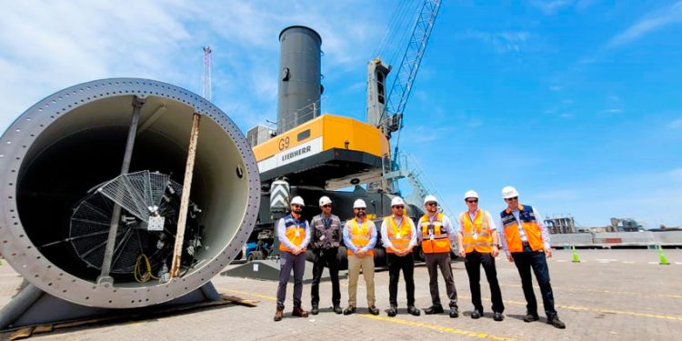 AUTORIDADES DE TARAPACÁ CONOCEN AVANCES DE ARMADO DE NUEVA GRÚA MÓVIL EN ITI