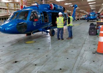 IAN TAYLOR AGENCIA NAVE QUE DESCARGA HELICÓPTEROS PARA COMBATIR INCENDIOS FORESTALES EN SAN ANTONIO