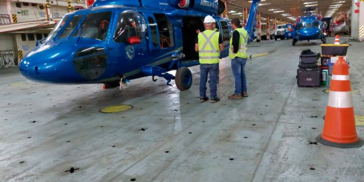 IAN TAYLOR AGENCIA NAVE QUE DESCARGA HELICÓPTEROS PARA COMBATIR INCENDIOS FORESTALES EN SAN ANTONIO