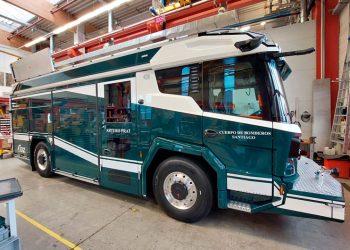 SE ACERCA A CHILE: BOMBEROS DE SANTIAGO INICIA EMBARQUE DEL PRIMER CARRO BOMBA ELÉCTRICO DE LATINOAMÉRICA