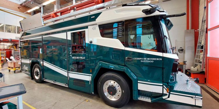 SE ACERCA A CHILE: BOMBEROS DE SANTIAGO INICIA EMBARQUE DEL PRIMER CARRO BOMBA ELÉCTRICO DE LATINOAMÉRICA