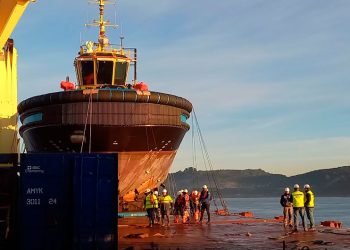 IAN TAYLOR COORDINÓ COMPLEJA DESCARGA DE REMOLCADOR ELÉCTRICO DE 50 TONELADAS EN PUERTO MONTT