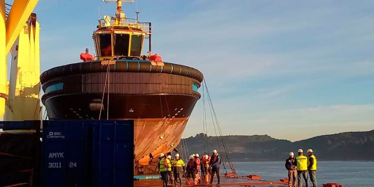 IAN TAYLOR COORDINÓ COMPLEJA DESCARGA DE REMOLCADOR ELÉCTRICO DE 50 TONELADAS EN PUERTO MONTT
