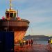 IAN TAYLOR COORDINÓ COMPLEJA DESCARGA DE REMOLCADOR ELÉCTRICO DE 50 TONELADAS EN PUERTO MONTT