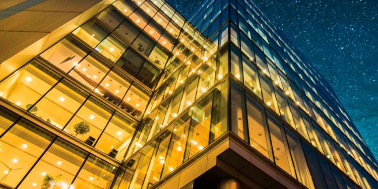 LA AUTOMATIZACIÓN AL SERVICIO DEL MEDIOAMBIENTE: CÓMO LOS EDIFICIOS INTELIGENTES HACEN DE LA CIUDAD UN LUGAR MÁS SOSTENIBLE