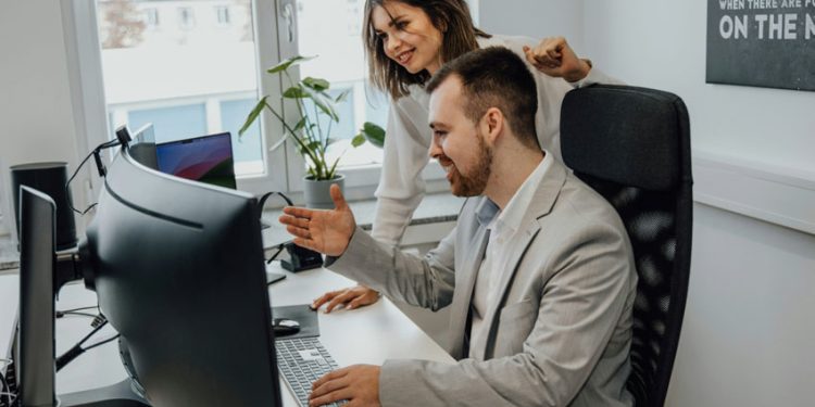 ¿QUEDARSE O PARTIR? QUÉ MOTIVA A LOS EJECUTIVOS MÁS CODICIADOS DEL MERCADO A QUEDARSE EN SU ACTUAL TRABAJO