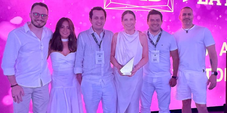 PRIMERA MUJER SURAMERICANA EN GANAR EL PREMIO DCD WOMAN OF THE YEAR