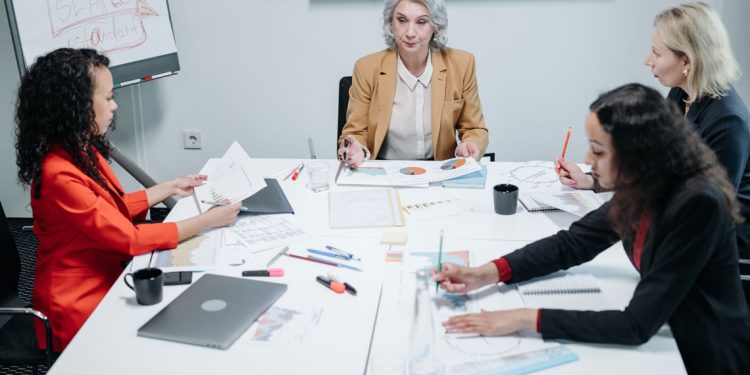 CUOTAS DE GÉNERO EN DIRECTORIOS AUMENTARÍAN LA PARTICIPACIÓN DE MUJERES CEO EN EMPRESAS NO SUJETAS A LA LEY